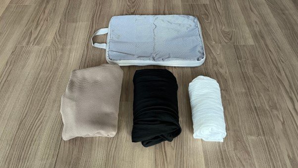 1週間の沖縄旅行へ持って行った着替え。ワンピース2着と薄手シャツ1枚。