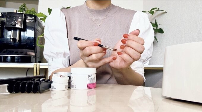 セルフネイルをしている様子