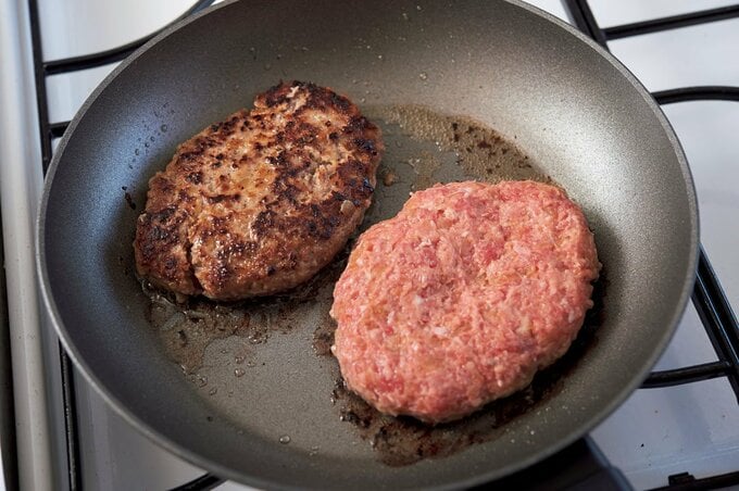 フライパンにハンバーグ2個