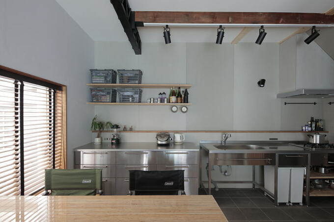 ラフな素材感のキッチン