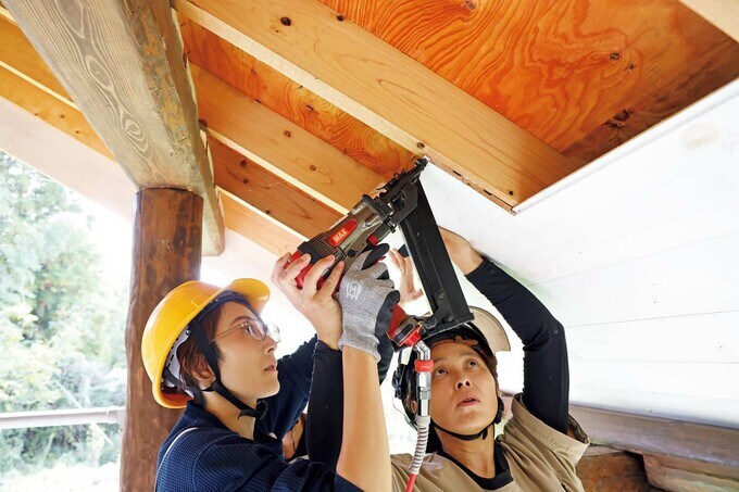 エアーコンプレッサーを使って板を留める