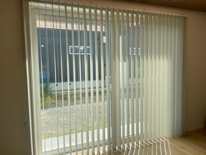家の中から見たバーチカルブラインド越しの景色