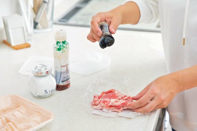 お肉に塩コショウ