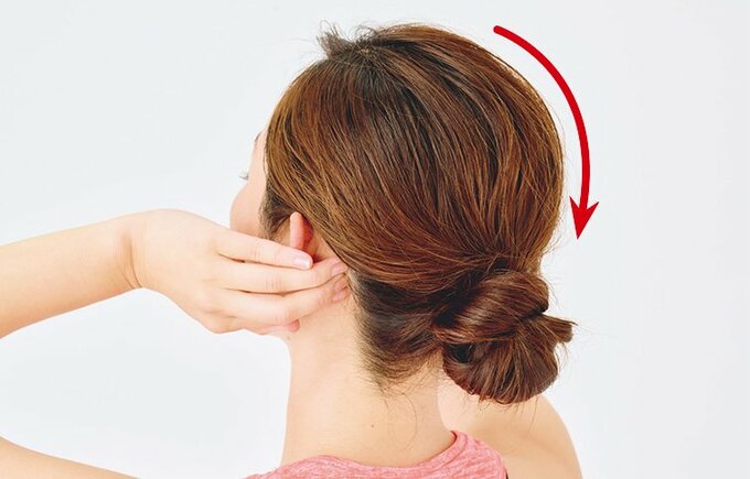 両耳の裏側を押す