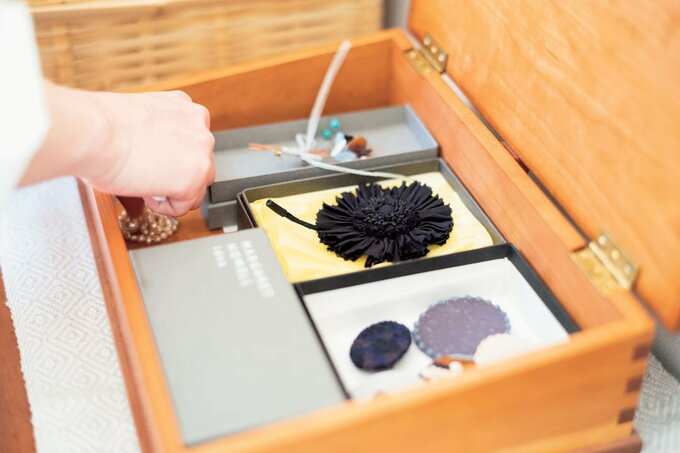 棚の上に置いたアクセサリーケースの中身の様子