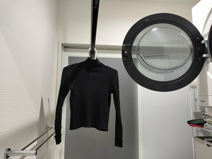 ハンガーポールにかかった洗濯物