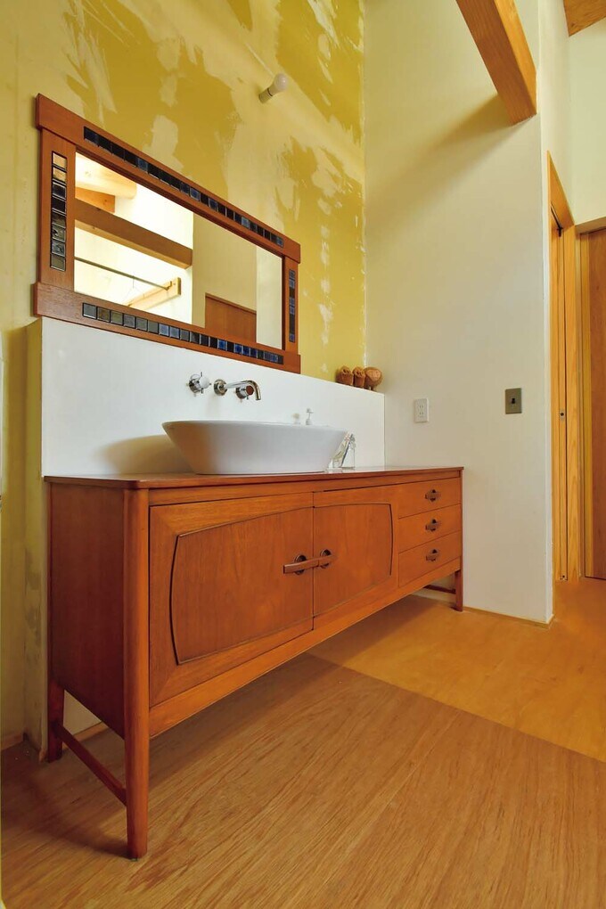 北欧家具に洗面ボウルの洗面室