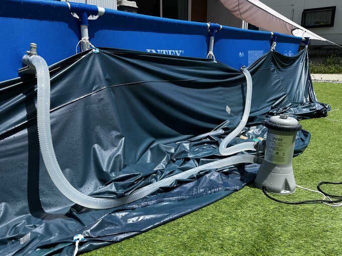 プール内のゴミを濾過するポンプ