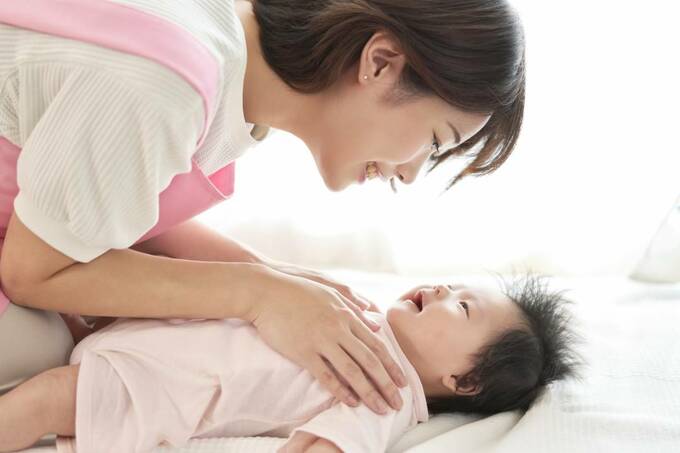 子どもをあやす様子