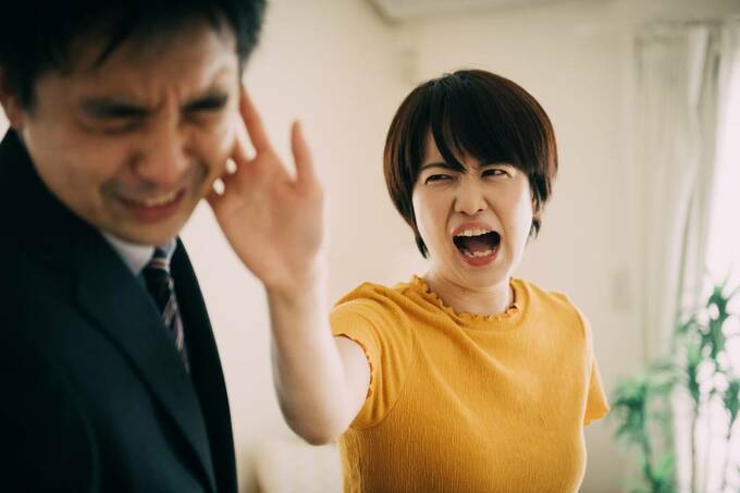 男性にビンタする女性