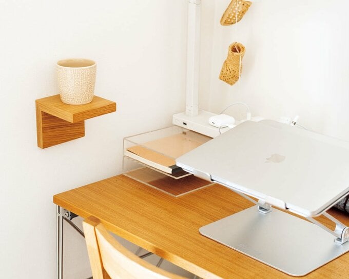 デスクとコーヒー