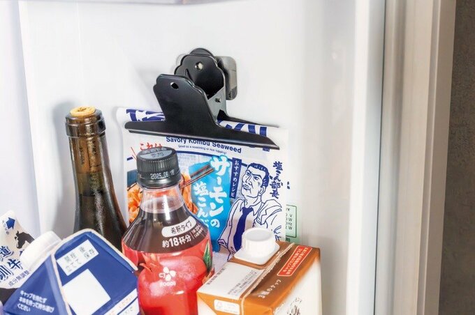 冷蔵庫扉の内側にマグネットで張られたクリップ止めの塩昆布
