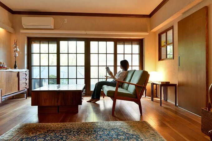 リビングでくつろぐ妻