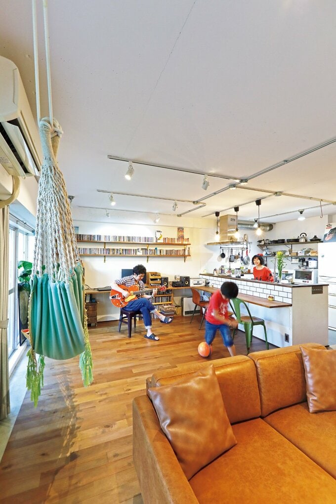 LDKでくつろぐ家族