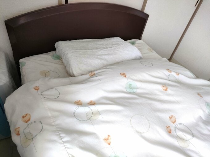 ニトリ製のセミダブルベッド。今は夫がひとりで使っています