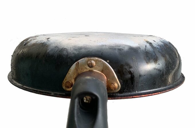 底が膨らんでしまったフライパン。強火で使い続けると寿命を縮めてしまう