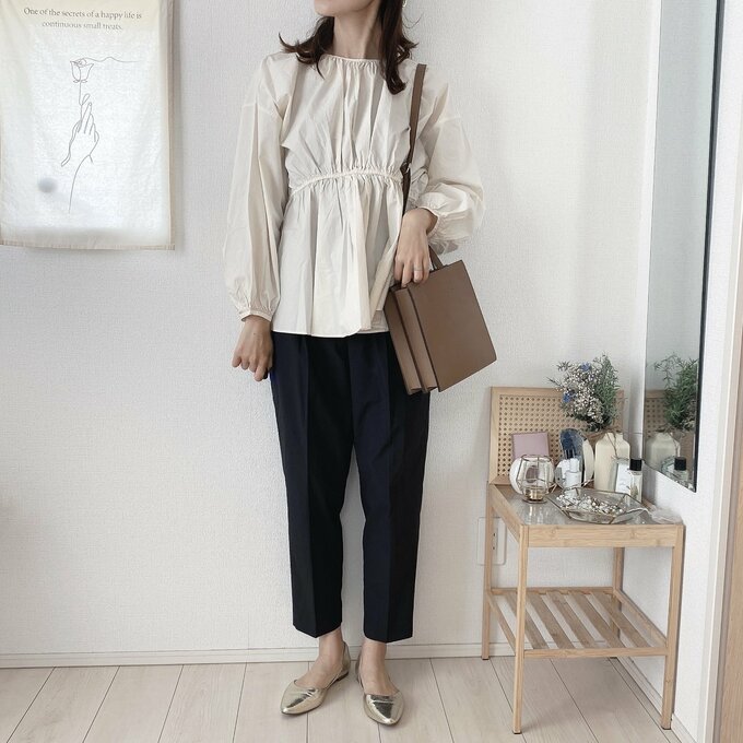 ブラウスとタックパンツで体型カバーも叶う