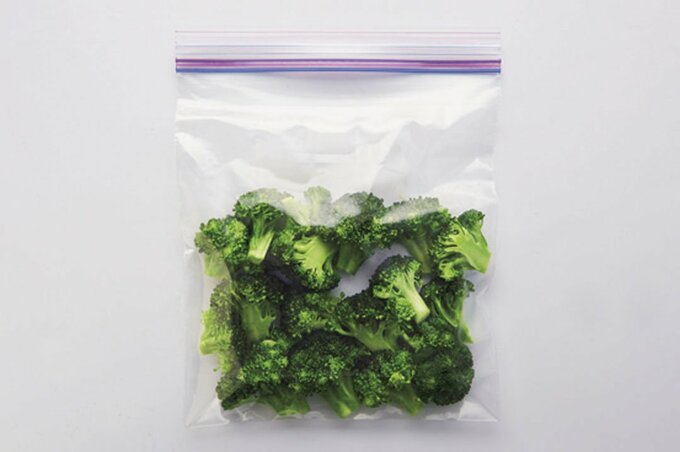 保存袋にブロッコリー