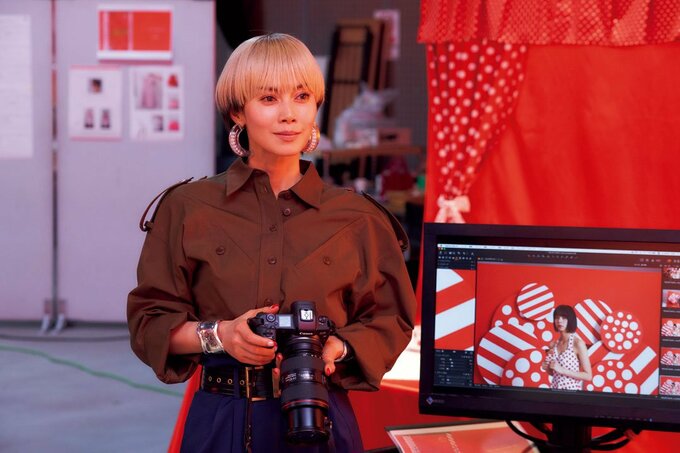 カメラを持った女性