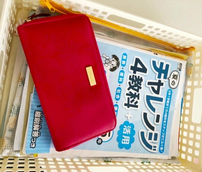 夏休みの宿題や筆記用具をかごにまとめて収納