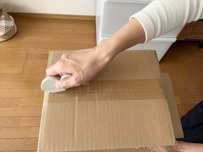 段ボールカッター使用