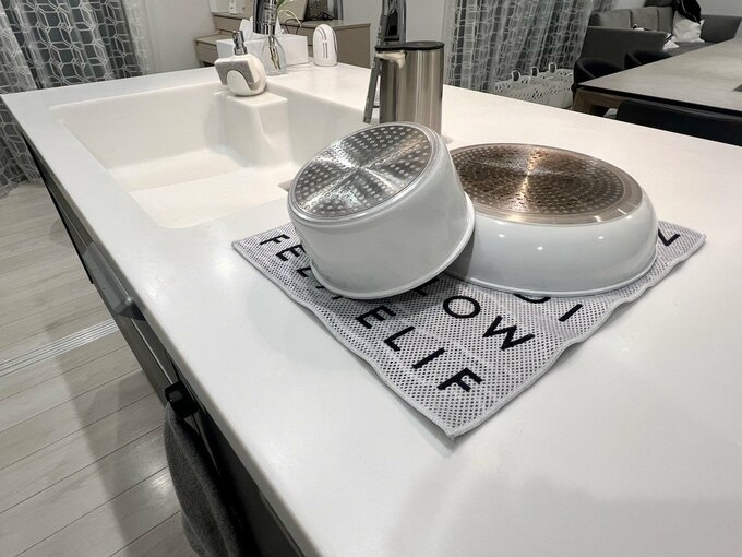 ティータオルで鍋を乾かす