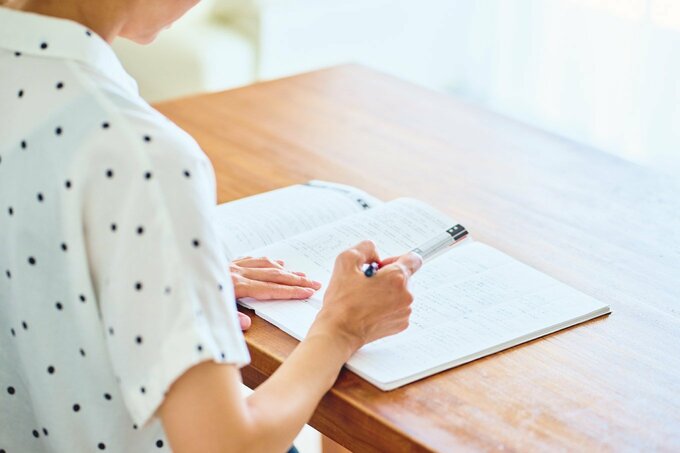 資格の勉強をする人