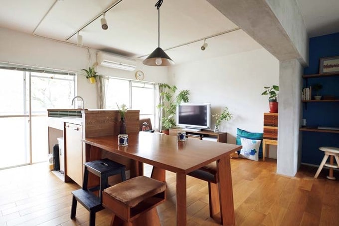 ダイニングテーブルをキッチンと横並びに置いてスペースを有効活用