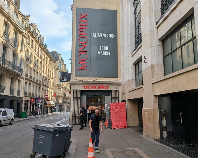 MONOPRIX外観