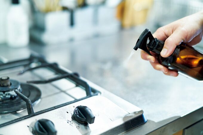 ガスコンロにスプレー