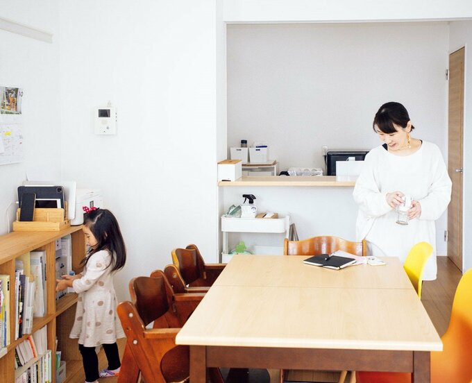 リビングに子どもと女性