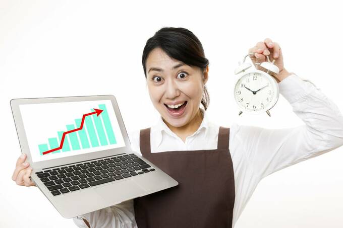 時計とパソコンを持つ女性