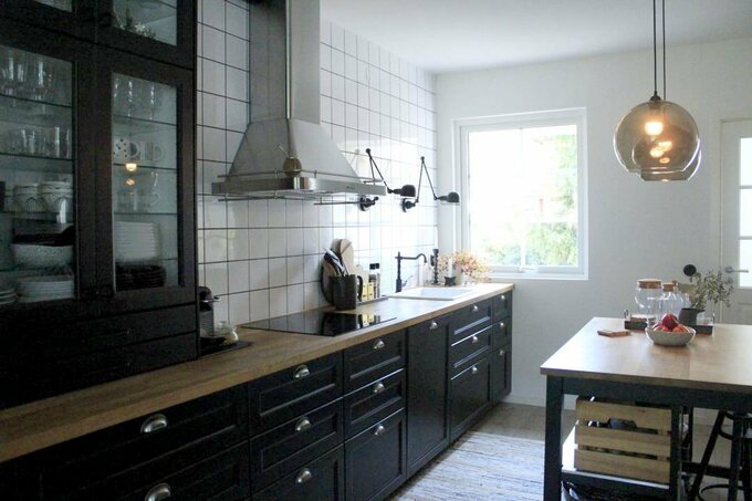 キッチンに設置したモノトーンの家具