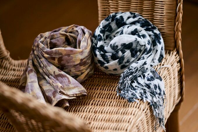 もののはずみさん愛用のスカーフ。右がダルメシアン柄で、左が花柄