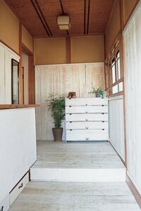 昔ながらの暗い玄関も白板で軽やかなイメージに