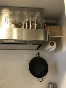 キッチンのレンジフード横のすき間にペーパータオルを収納
