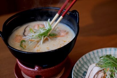 人気温泉旅館の絶品ジャガイモ鍋レシピを再現。白みそ味とバターが最高