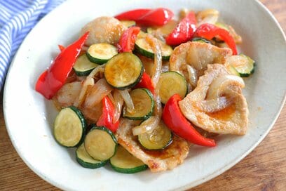 夏野菜たっぷりショウガ焼きレシピ。梅雨時季の疲労回復にも