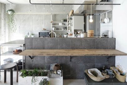 【マンションリノベ実例】コンクリートの素材感がたまらない！モダンでクールな「躯体現し」の壁の家