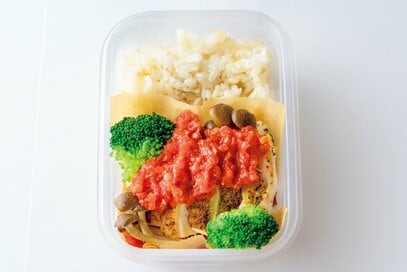 しっとり鶏胸肉×トマトソースの「彩りソテー弁当」。1食当たり188円でタッパーごと冷凍できる　