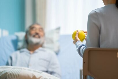 待ち受ける夫や親の介護…50代以降がもつべき心構え。「仕事は絶対にやめないで」