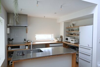 「疲れないキッチン」をつくる、もの選びのコツ。ツールはステンレス製、家電はホワイトに統一