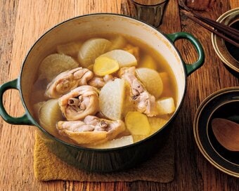 スープもおいしいとっておきの鶏鍋。骨つきで煮込んで心も体も温まる