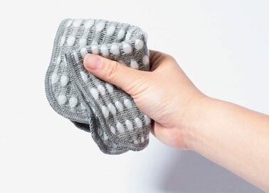 布みたいなスポンジ！指先感覚で洗えて洗剤も少量でOK