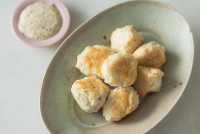 チーズ風味がたまらない「ナゲット風鶏つくね」。パクパクと食べ進めたくなる味＜長谷川あかりさんレシピ＞