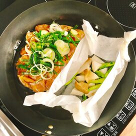 フライパンで同時に「カオマンガイ＆副菜」。ゆで汁をかけたご飯も美味