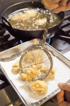 和食料理人・笠原将弘さんが伝授！から揚げを二度揚げでカリッとさせるワザ
