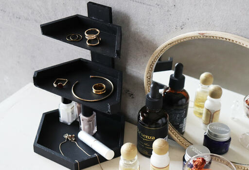 マットブラックにペイントした3段アクセサリートレイ