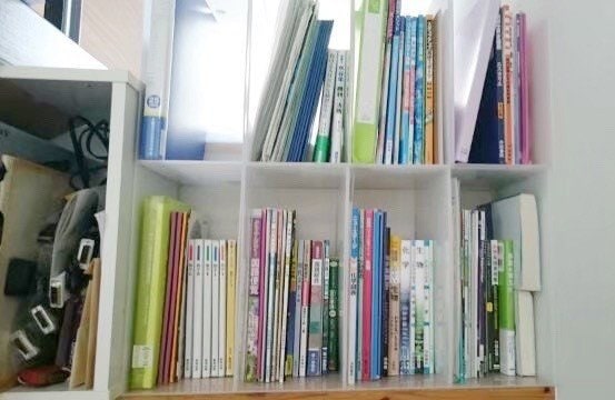 片づける前の机の教科書類
