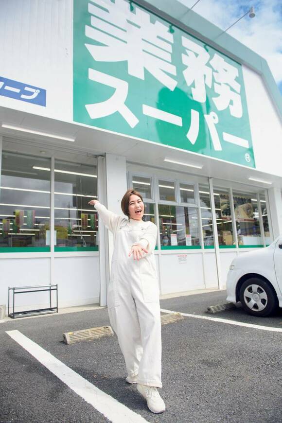 業務スーパーの前に女性